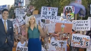 Illustration for article titled "Will Muschamp Listens To Nickelback": Your Roundup Of The Best Signs Behind The College Gameday Crew